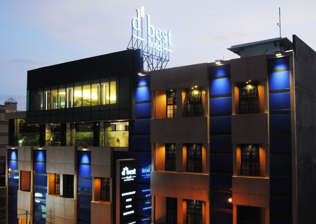 Tampak depan gedung dBest Hotel Bandung pada malam hari