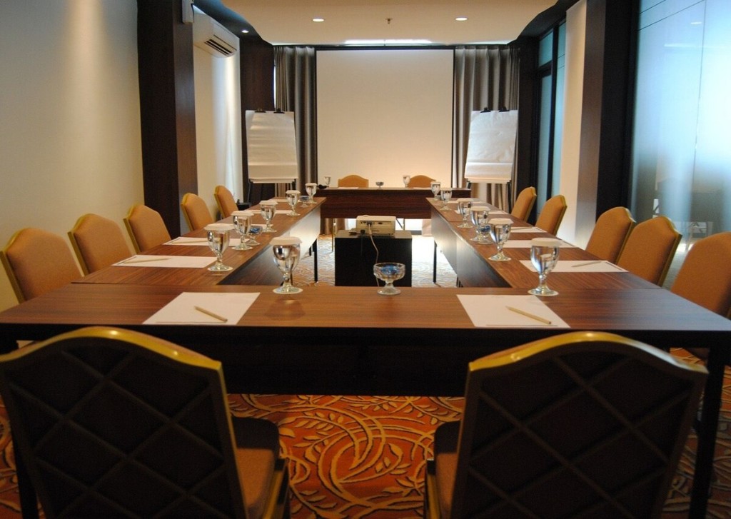 Meeting Room dBest Hotel Bandung dengan tata letak U-shape