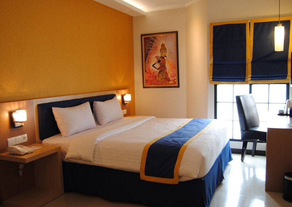 Superior Room dengan lukisan wayang