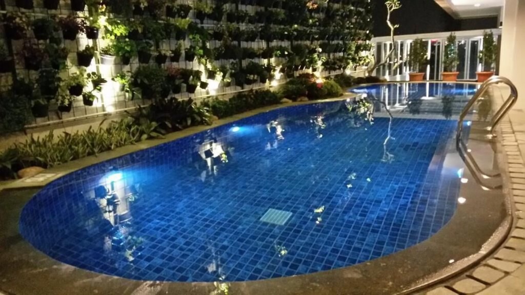Kolam renang malam hari